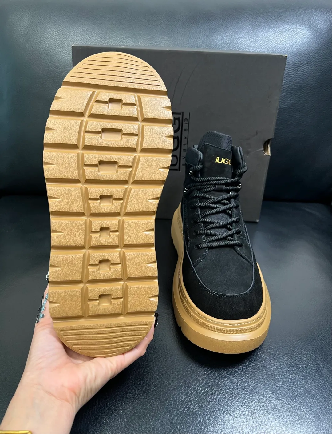 Men's men's shoes 💰740 UGG High-quality top crafts. Original configuration is available at the counter simultaneously. Original cowhide fabric imported from Italy, high-quality splicing technology, fully imported lambswool lining. Sole: Original sole is specially provided by the original factory and is super comfortable. Original factory and single goods are welcome to compare. Size 39-44